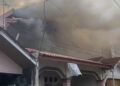 Rumah Terbakar di Padang, Asap Tebal dan Api Muncul dari Lantai Dua