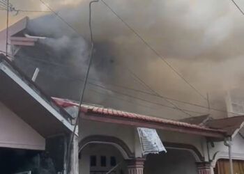 Rumah Terbakar di Padang, Asap Tebal dan Api Muncul dari Lantai Dua