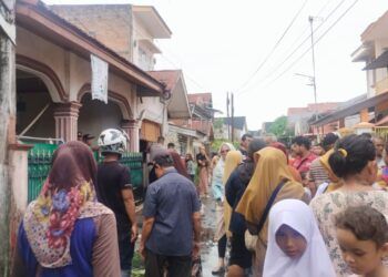 Bola Lampu Meledak, Detik-Detik Kasmainar Selamatkan Cucu dari Rumah yang Terbakar di Padang