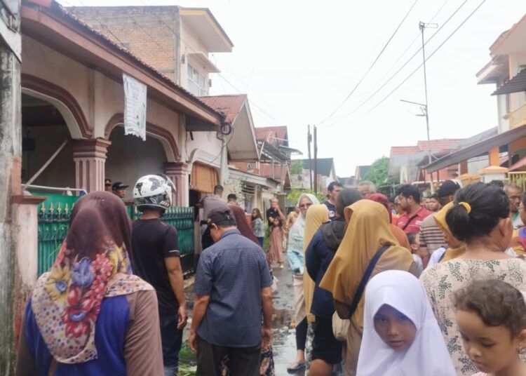 Petugas Damkar Kota Padang memadamkan kebakaran yang menghanguskan satu unit rumah di Kompleks Filano Parak Karakah, Kecamatan Padang Timur, Senin (21/9/2026) sore.