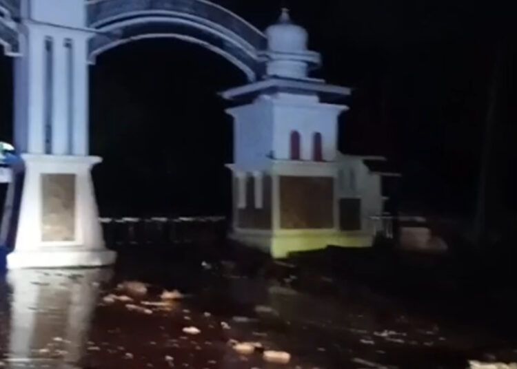 Galodo dilaporkan menerjang kawasan Kantor Bupati Solok di Arosuka, Kabupaten Solok, Sumatera Barat, Senin (21/9/2026) sekitar pukul 20.00 WIB.