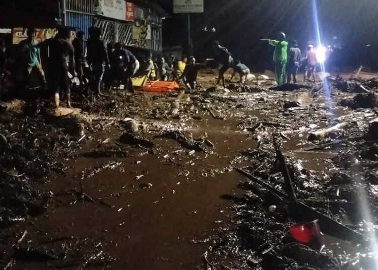 Galodo dilaporkan menerjang kawasan Kantor Bupati Solok di Arosuka, Kabupaten Solok, Sumatera Barat, Senin (21/9/2026) sekitar pukul 20.00 WIB.