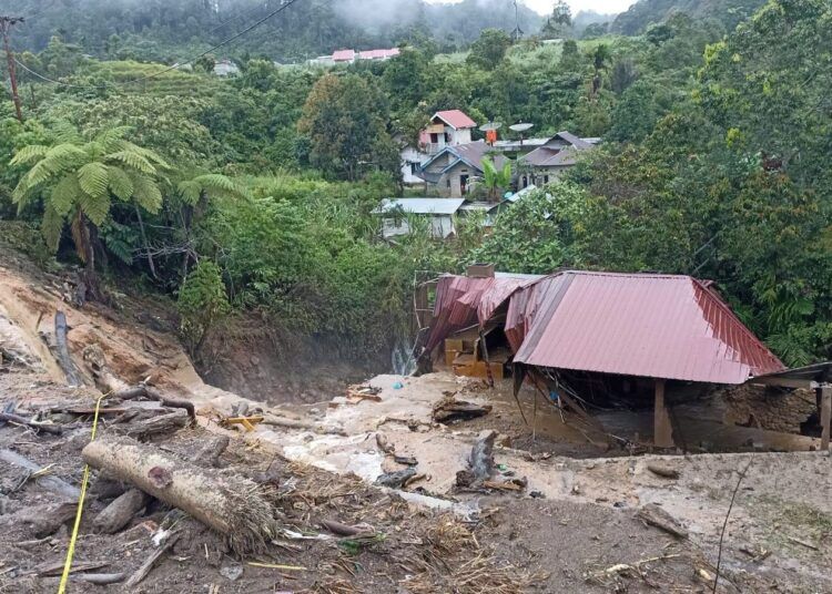 Banjir bandang atau galodo menerjang Kecamatan Gunung Talang, Kabupaten Solok, Sumatera Barat, pada Senin (21/9/2026) malam. Foto: Media sosial