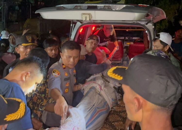 Polisi bersama warga setempat mengevakuasi pemuda yang karena tenggelam di Sungai Barang Hari Kalo-Kalo, Nagari Pakan Rabaa Timur, Solok Selatan, pada Senin (21/9/2026) sekitar pukul 11.00 WIB.