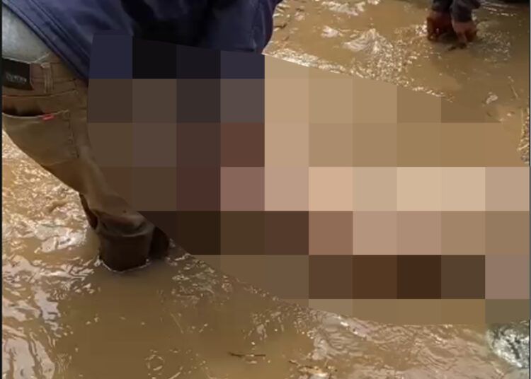 Sesosok mayat ditemukan di sungai kawasan Batu Asahan, Nagari Jawi-Jawi Guguk, Kecamatan Gunung Talang, Kabupaten Solok, Sumatera Barat, pada Selasa (22/9/2026) siang. Foto: Tangkapan layar media sosial