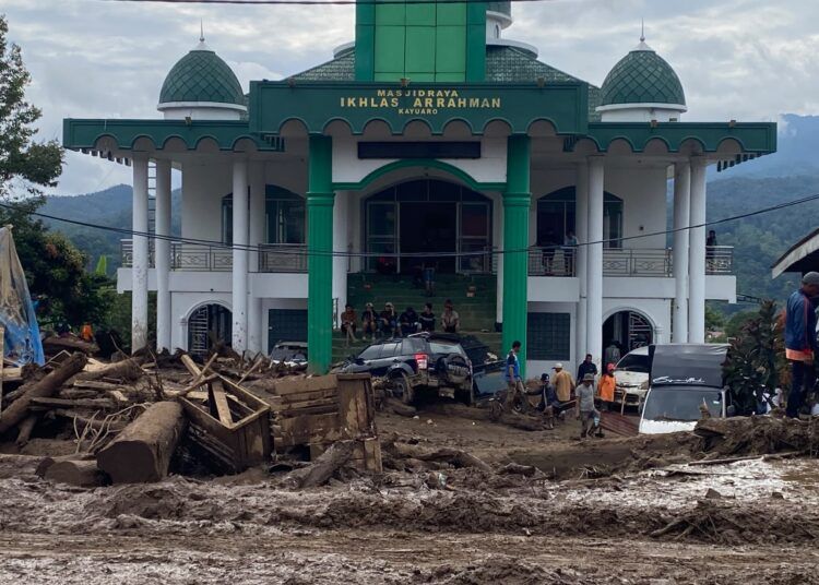 Material lumpur, batu, dan kayu akibat galodo menerjang kawasan Kompleks Perkantoran Pemerintah Kabupaten Solok di Arosuka, Kecamatan Gunung Talang, Senin (21/9/2026) malam. (Foto: Rifi Fariadi Ridwan/Sumbarkita)