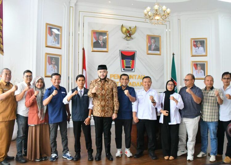 Fadly Amran saat menerima audiensi Ketua DPC Peradi Padang Miko Kamal beserta jajaran pengurus di Ruang Kerja Wali Kota Padang, Selasa (22/9/2026).