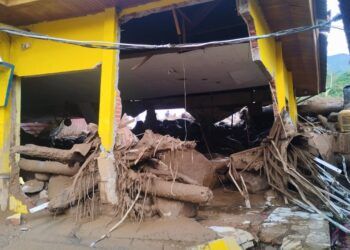 Gedung Dinas PUPR Kabupaten Solok mengalami kerusakan parah setelah diterjang galodo, dengan material batu, lumpur, dan kayu memenuhi area kantor, Selasa (22/9/2026). (Foto: Qadri Hayatul)