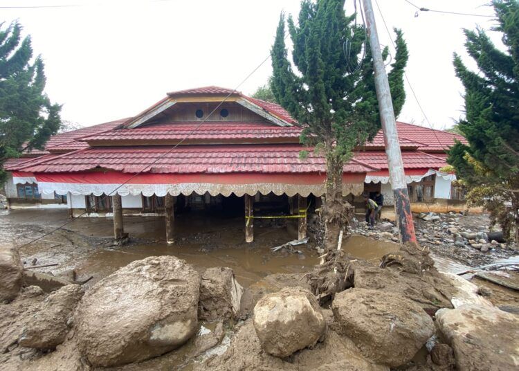 Gedung Dinas PUPR Kabupaten Solok mengalami kerusakan parah setelah diterjang galodo, dengan material batu, lumpur, dan kayu memenuhi area kantor, Selasa (22/9/2026). (Foto: Rifi Fariadi Ridwan)