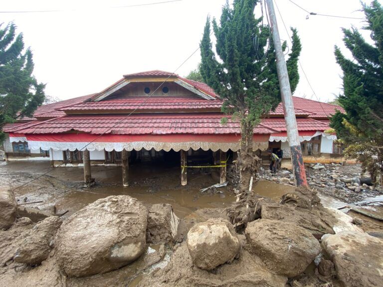 Gedung Dinas PU Solok Rusak Parah Dihantam Galodo, Arsip dan Dua Alat Berat Tertimbun