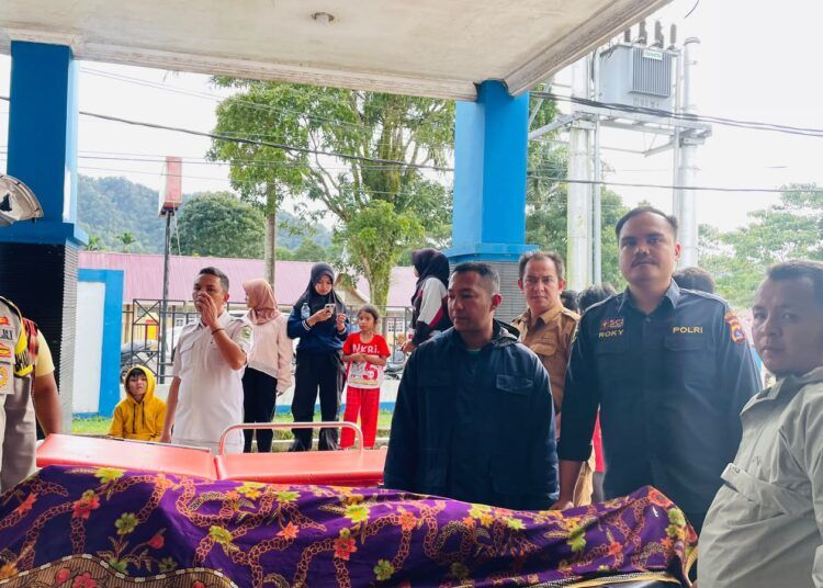 Petugas mengevakuasi korban meninggal dunia akibat bencana banjir bandang atau galodo yang menerjang wilayah Kabupaten Solok, Selasa (22/9/2026).