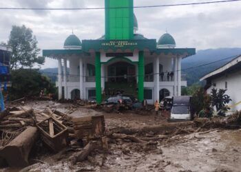 Lima Mobil Tertimbun Lumpur di Masjid Raya Ikhlas Arrahman Usai Banjir Bandang Solok