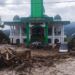 Lima Mobil Tertimbun Lumpur di Masjid Raya Ikhlas Arrahman Usai Banjir Bandang Solok