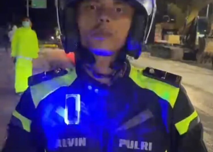 Petugas mengatur arus lalu lintas di kawasan Pintu Angin, Kabupaten Solok, saat akses jalur Padang menuju Kota Solok dibuka secara bertahap pascabanjir bandang, Selasa (22/9/2026).