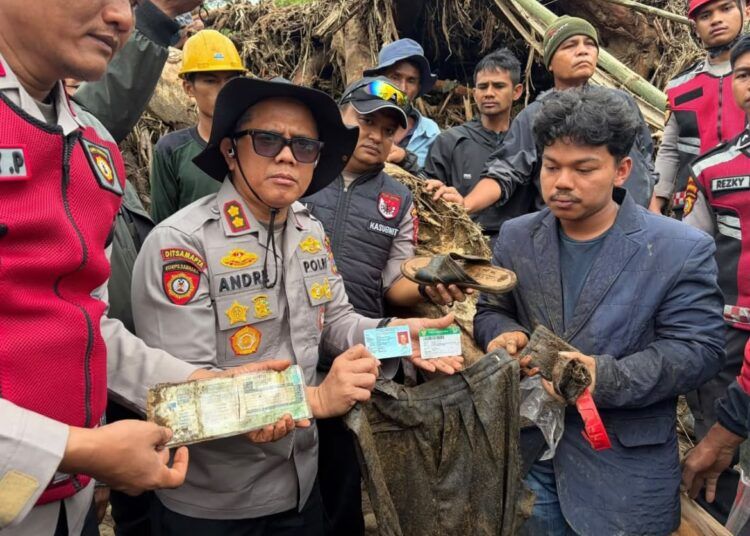 Barang-barang milik Agusral yang ditemukan tim gabungan di bawah tumpukan material kayu akibat galodo di belakang Kantor Bupati Solok, Kamis (24/9/2026).