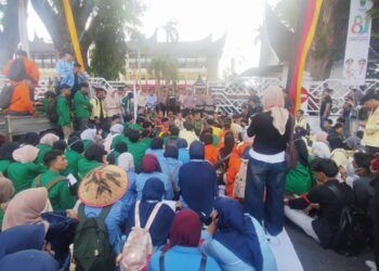 Ratusan Mahasiswa Demo di Kantor Gubernur Sumbar, Desak Perhatian terhadap Petani dan Lahan Terdampak Bencana