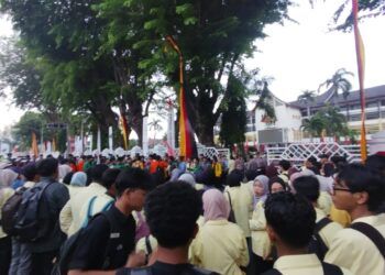 Aksi di Kantor Gubernur Sumbar, Mahasiswa Desak Pemulihan Pascagalodo Dipercepat