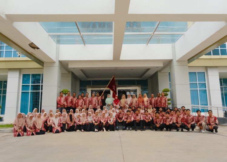 Rektor UIN Imam Bonjol Padang Martin Kustati memberikan pesan kepada 110 anggota kontingen PKM Sumatera 2026 saat pelepasan di Lapangan Rektorat Kampus III UIN Imam Bonjol Padang, Jumat (25/9/2026).