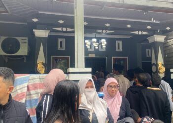 Warga memadati lokasi tempat seorang lansia ditemukan tewas di kawasan Sungai Ipuah, Muara Labuh, Solok Selatan, Minggu (27/9/2026).