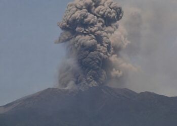 Erupsi Gunung Marapi Semburkan Material Pijar, Warga Diingatkan Ancaman Lahar