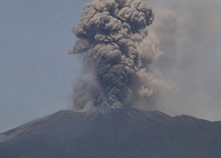 Ilustrasi gunung meletus. Foto: Ilustrasi AI