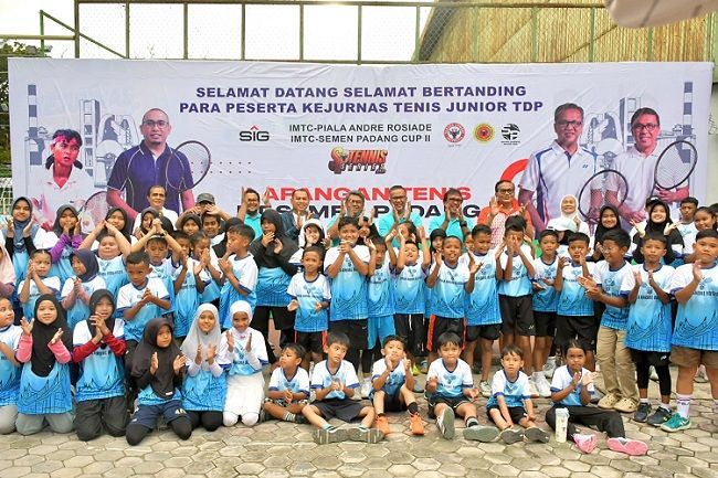 Para peserta Kejurnas Tenis Junior TDP berfoto bersama di lapangan tenis outdoor PT Semen Padang pada Minggu (27/9/2026) sore. Foto: PT Semen Padang