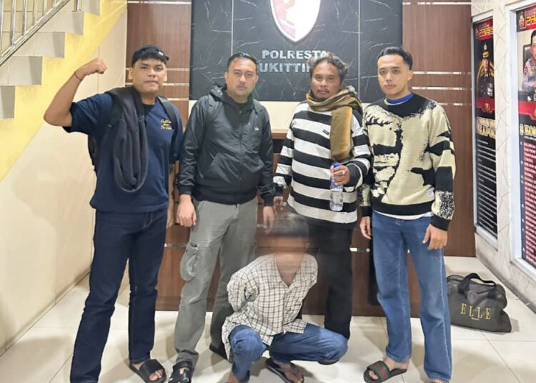 Tersangka J (52) saat diamankan di Polresta Bukittinggi setelah ditangkap polisi terkait dugaan kekerasan seksual terhadap anak kandungnya di Kabupaten Agam.