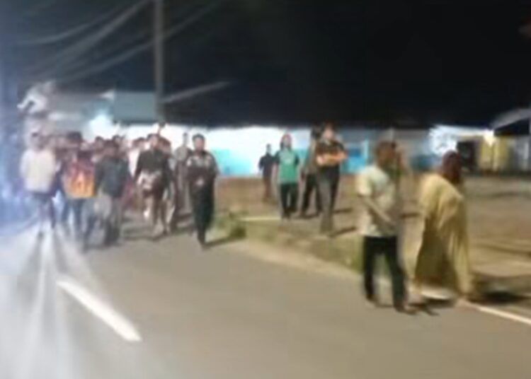 Laki-laki dan perempuan paruh baya diarak oleh sekumpulan orang di Jalan Siti Manggopoh, Balai Naras, Kecamatan Pariaman Utara, Kota Pariaman, Sumatera Barat, pada Selasa (29/9/2026). Foto: Tangkapan layar media sosial