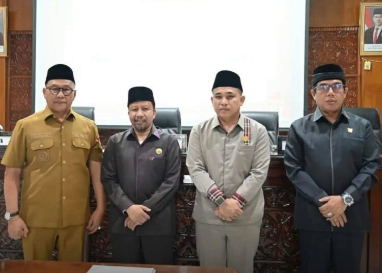 Wali Kota Bukittinggi Ramlan Nurmatias bersama pimpinan DPRD menandatangani Nota Kesepakatan KUA-PPAS APBD Tahun Anggaran 2027 dalam Rapat Paripurna DPRD Kota Bukittinggi, Selasa (29/9/2026).
