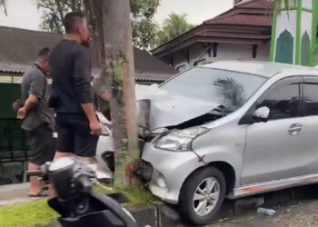 Sebuah minibus Toyota Avanza menabrak pohon setelah naik ke trotoar di Nagari Tanjung Baringin, Kecamatan Lubuk Sikaping, Kabupaten Pasaman, Sumatera Barat, pada Rabu (30/9/2026). Foto: Tangkapan layar media sosial
