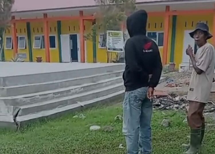 Bangunan dasar pentas seni SMAN 2 Batang Anai, Kabupaten Padang Pariaman, mengalami keretakan pada sejumlah bagian sebelum diserahterimakan.