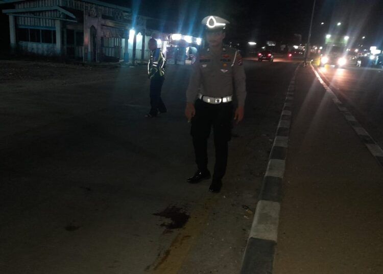 Polisi cek lokasi kecelakaan sepeda motor yang diserempet mobil boks di Jalan Lintas Sumatera, tepatnya di depan Rumah Makan Ayam Lado Hijau, Jorong Ujung Koto, Nagari Sungai Rumbai Timur, Kecamatan Sungai Rumbai, Kabupaten Dharmasraya, Sumatera Barat.