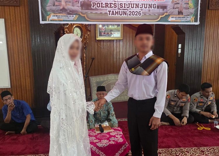 Tahanan kasus dugaan persetubuhan anak di bawah umur menikah dengan korbannya di Musholla Nurul Ikhlas Polres Sijunjung, Sumatera Barat, pada Rabu (16/9/2026). Foto: Polres Sijunjung
