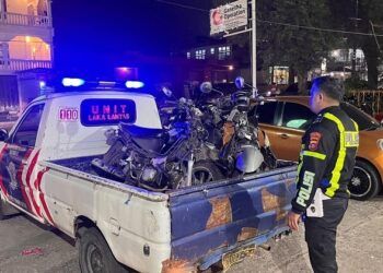 Polisi mengangkut kedua sepeda motor yang bertabrakan di Jalan Jorong Parak Juar, Nagari Baringin, Kecamatan Lima Kaum, Tanah Datar, Sumatera Barat, pada Rabu (16/9/2026). Foto: Polres Tanah Datar