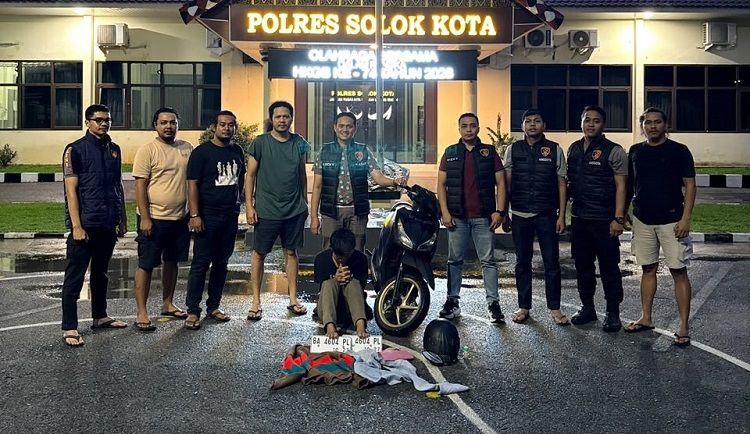 Polisi menangkap seorang pemuda di sebuah pabrik tahu-tempe di Jalan Latsitarda, Kelurahan VI Suku, Kota Solok, Sumatera Barat, pada Sabtu (19/9/2026) karena diduga mencuri sepeda motor. Foto: Polres Solok Kota
