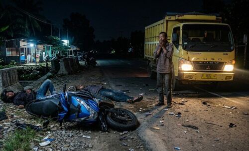 Sepeda Motornya Tabrakan dengan Truk di Padang, Pengendara Tewas