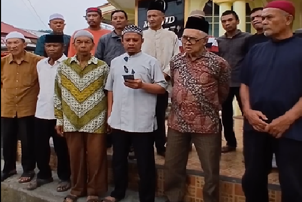 Panggatuo Duo Baleh Jorong Kapeh Panji, Fery Ardan, mewakili niniak mamak Kapeh Panji membacakan surat pernyataan klarifikasi di Masjid Jami’ Kapeh Panji pada Senin (14/9/2026).