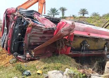 Truk Tangki BBM Terbalik di Pesisir Selatan, Satu Orang Terjepit Dalam Mobil