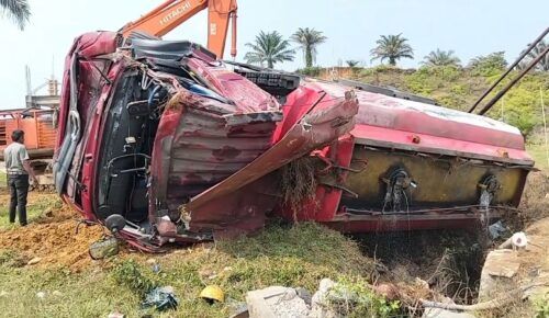 Truk Tangki BBM Terbalik di Pesisir Selatan, Satu Orang Terjepit Dalam Mobil