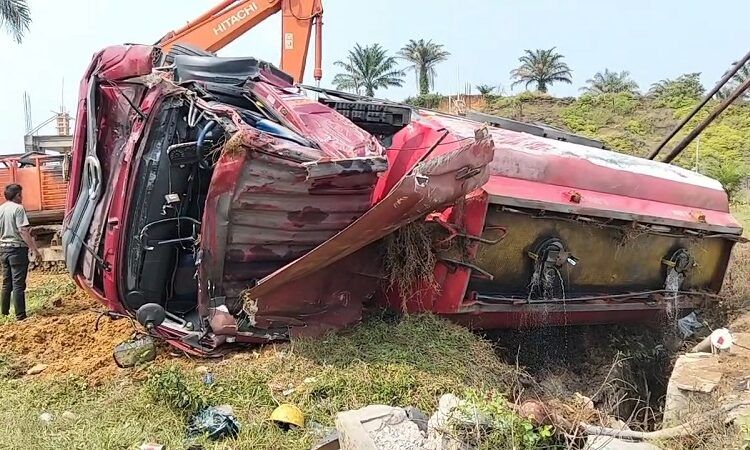 Sebuah truk tangki pengangkut bahan bakar minyak (BBM) terbalik di Jalan Raya Padang—Bengkulu, tepatnya di Kelok Awas, Kampung Rimbo Panjang, Nagari Tigo Sungai Inderapura, Kecamatan Pancung Soal, Pesisir Selatan, Sumatera Barat, pada Rabu (16/9/2026) sekitar pukul 1.45 WIB. Foto: Polsek Pancung Soal