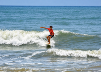 Padang Pariaman Gelar Kejuaraan Surfing Perdana, 67 Peselancar Ramaikan Pantai Tiram