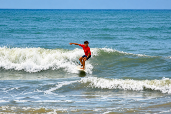 Peselancar mengikuti Padang Pariaman Surfing Championship 2026 di Pantai Tiram, Kabupaten Padang Pariaman, Sabtu (26/9/2026)