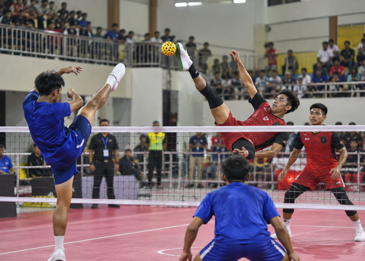 Ilustrasi pertandingan sepak takraw antarkontingen daerah dalam ajang olahraga. Foto: Ilustrasi AI