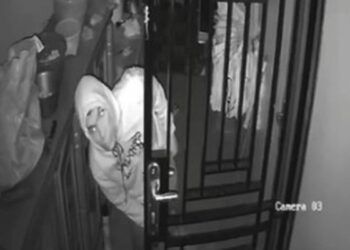 Rekaman CCTV memperlihatkan sosok pria yang bergerak di dalam rumah Marnunis, lansia yang ditemukan meninggal dunia di Jorong Sungai Ipuh, Solok Selatan, Minggu (27/9/2026).