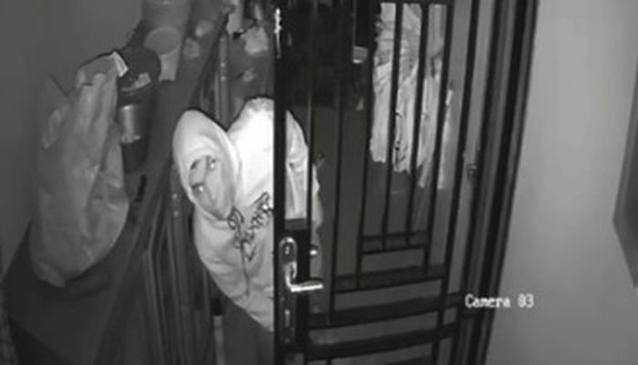 Rekaman CCTV memperlihatkan sosok pria yang bergerak di dalam rumah Marnunis, lansia yang ditemukan meninggal dunia di Jorong Sungai Ipuh, Solok Selatan, Minggu (27/9/2026).