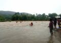 Diduga Gangguan Jiwa, Warga Padang Terjebak di Sungai, Kabur Saat Hendak Diselamatkan