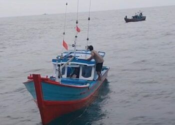 Dua nelayan terombang-ambing di perairan sekitar Pulau Penyu, Pesisir Selatan, Sumatera Barat, tiga hari setelah kapal yang mereka gunakan mengalami kerusakan mesin sejak Senin (14/9/2026) sekitar pukul 16.00 WIB.