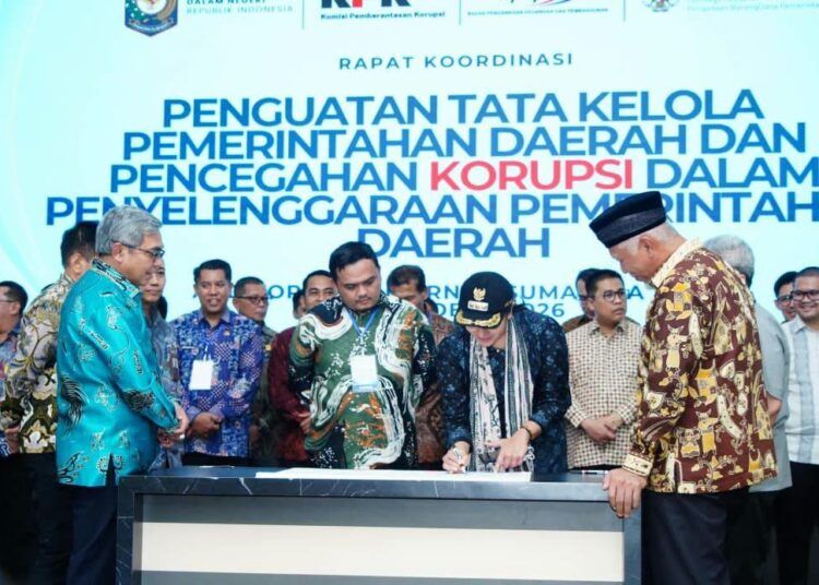Bupati Dharmasraya, Annisa Suci Ramadhani, menandatangani komitmen bersama untuk memperkuat tata kelola perencanaan, penganggaran, serta pengadaan barang dan jasa di Auditorium Gubernur Sumatera Barat, Kamis (8/10/2026).