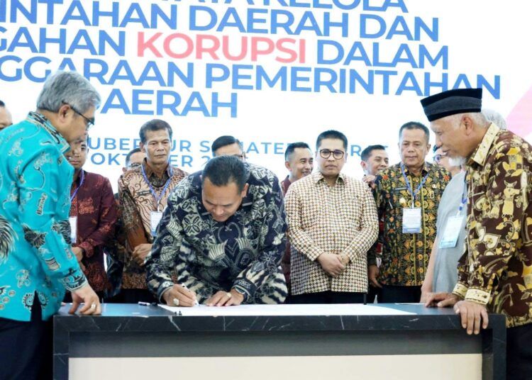 Wali Kota Pariaman, Yota Balad, bersama kepala daerah dan ketua DPRD kabupaten/kota se-Sumatera Barat menandatangani komitmen bersama untuk memperbaiki tata kelola perencanaan, penganggaran, serta pengadaan barang dan jasa di Auditorium Gubernur Sumatera Barat, Kamis (8/10/2026).