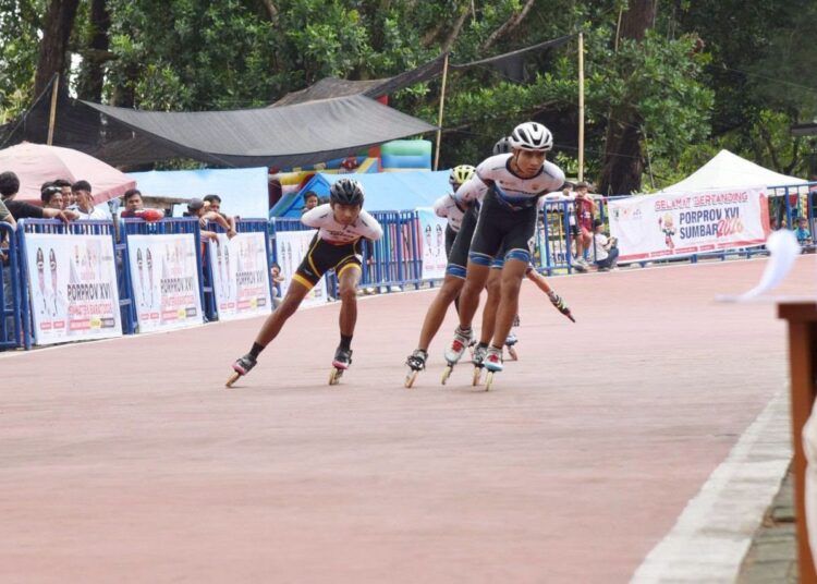 Atlet sepatu roda sedang bertanding pada Pekan Olahraga Provinsi (Porprov) XVI Sumatera Barat 2026 di Kota Pariaman, Sabtu (10/10/2026).